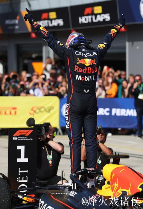 F1奥地利站：维斯塔潘无奈退赛，诺里斯杆位起步夺冠